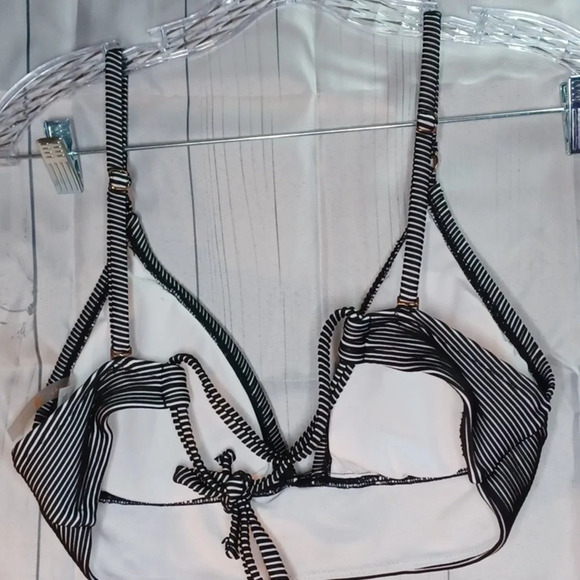 Shade & Shore 2 piece bikini - Picture 2 of 5